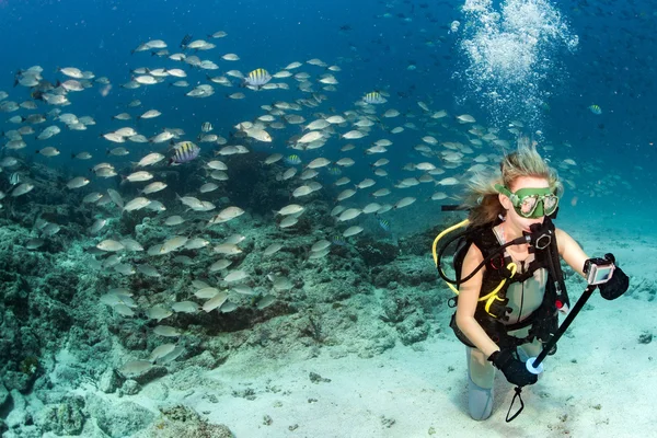 Beauty blonde diver taking a selfie underwater — Stock Photo, Image