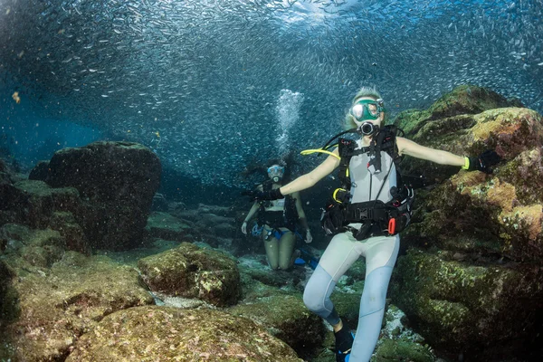 Schöne Mädchen, die dich beim Schwimmen unter Wasser anschauen — Stockfoto