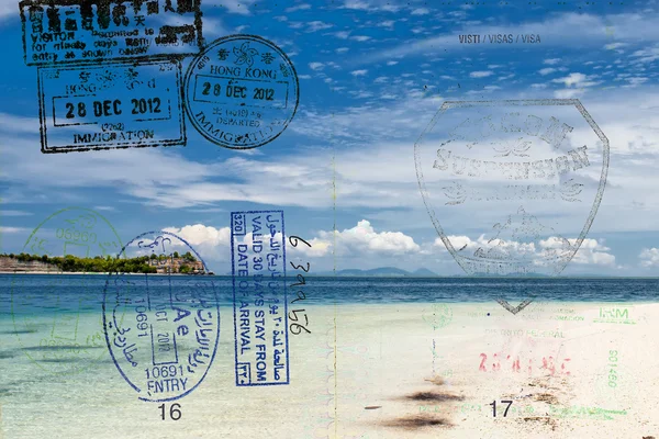 Passaporte sobre praia paradisíaca tropical — Fotografia de Stock