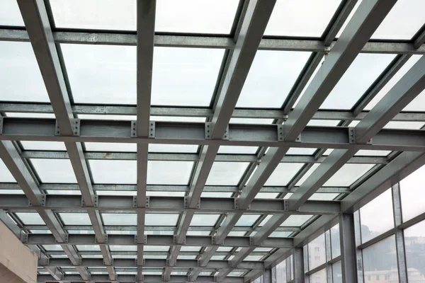 Металлическое окно каркаса здания в небе — стоковое фото