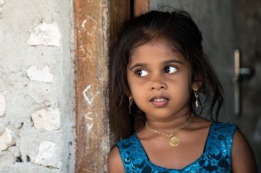 Kondey, Maldivler - 12 Mart 2014 - çocuk ve akşam önce sokakta insanlar gün dua ediyorum