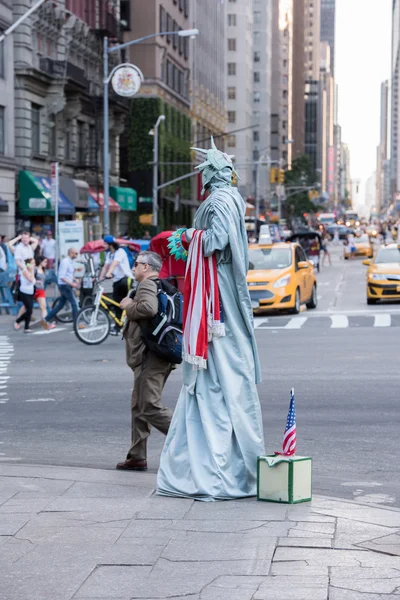 New York-USA-14 juni 2015 personer nära Central Park på Sunny Sunday — Stockfoto