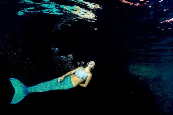 Блондинка красива русалка дайвер під водою — стокове фото