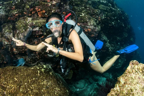 Schöne latina Scuba Diver Mädchen — Stockfoto