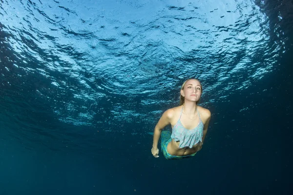 Blonde schöne Meerjungfrau Taucher unter Wasser — Stockfoto