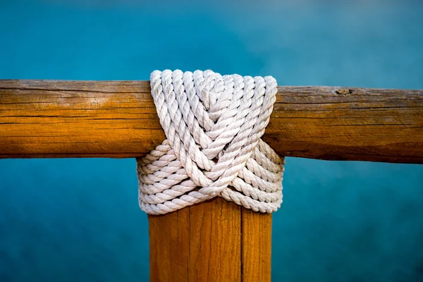 Wit touw houten kruis op blauw — Stockfoto