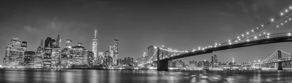 Vista nocturna del puente Manhattan de Nueva York — Foto de Stock