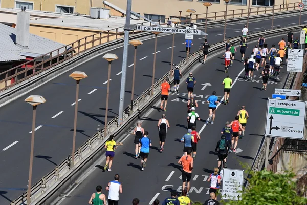 GENOA, ITALIA - 24 DE ABRIL DE 2016 - Maratón anual no competitivo —  Fotos de Stock