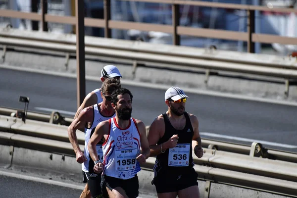 GENOA, ITALIA - 24 DE ABRIL DE 2016 - Maratón anual no competitivo — Foto de Stock
