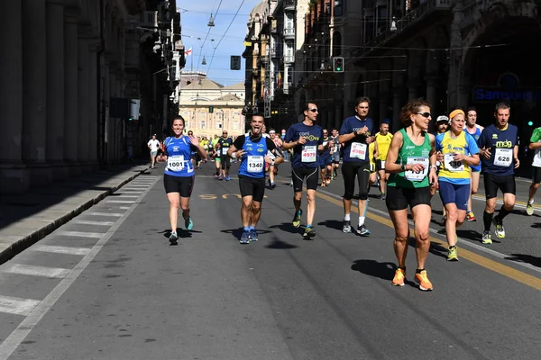 意大利热那亚-2016 年 4 月 24 日-每年非竞争性的马拉松 — 图库照片