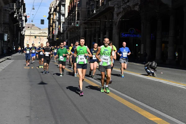 GENOA, ITALIA - 24 DE ABRIL DE 2016 - Maratón anual no competitivo — Foto de Stock