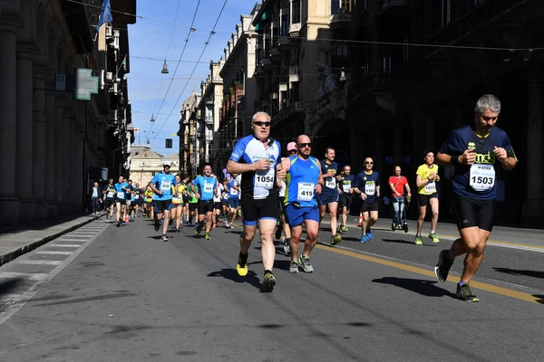 GENOA, ITALIA - 24 DE ABRIL DE 2016 - Maratón anual no competitivo — Foto de Stock