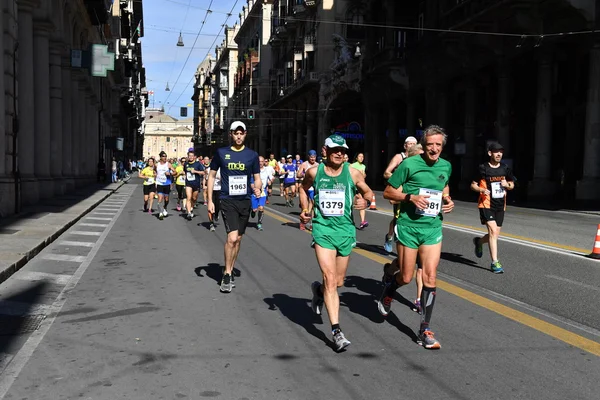 Genua, Italien - 24. April 2016 - jährlicher, nicht wettbewerbsfähiger Marathon — Stockfoto