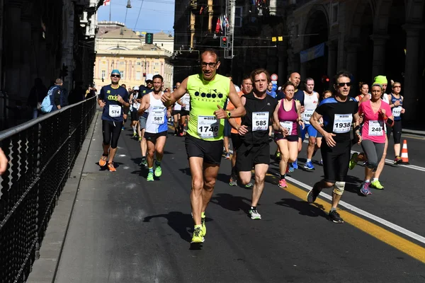 Genoa, Olaszország - április, 24 2016 - éves nem versenyképes maraton — Stock Fotó