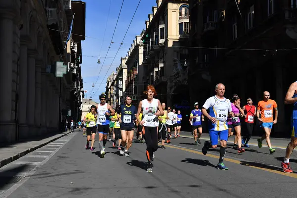 GENOA, ITALIA - 24 DE ABRIL DE 2016 - Maratón anual no competitivo — Foto de Stock