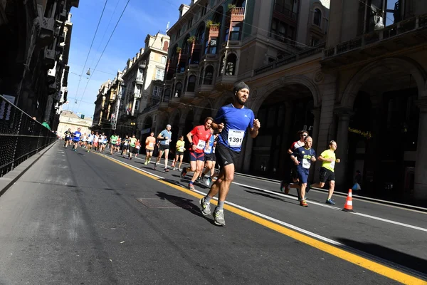 GENOA, ITALIA - 24 DE ABRIL DE 2016 - Maratón anual no competitivo — Foto de Stock