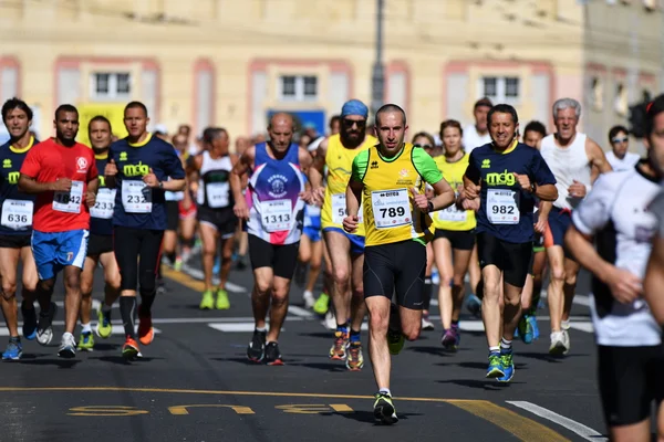 Genoa, Olaszország - április, 24 2016 - éves nem versenyképes maraton — Stock Fotó