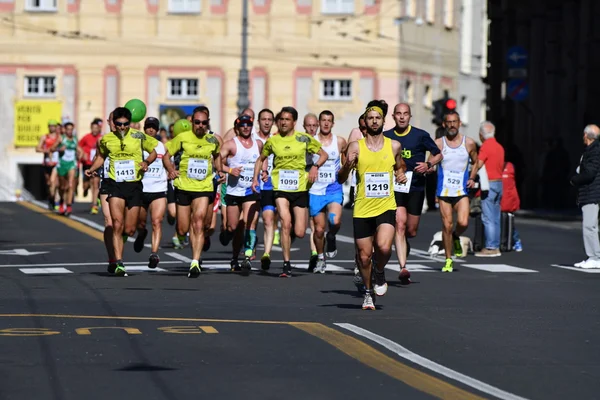 GENOA, ITALIA - 24 DE ABRIL DE 2016 - Maratón anual no competitivo — Foto de Stock