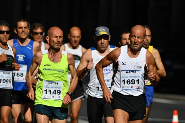 Genua, Italien - 24. April 2016 - jährlicher, nicht wettbewerbsfähiger Marathon — Stockfoto