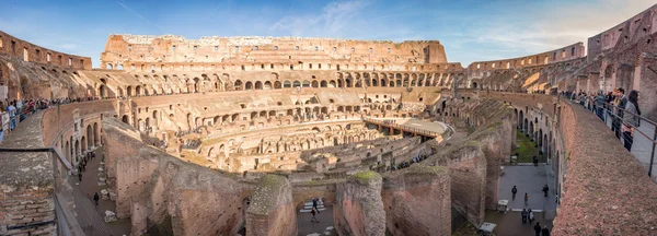 ROME, ITALY - NOVEMBER 24 2012 visitors inside Coliseum colosseum — Stock Photo, Image