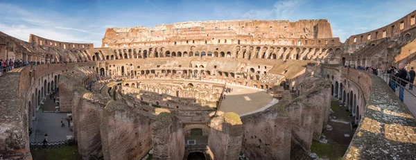 ROME, ITALY - NOVEMBER 24 2012 visitors inside Coliseum colosseum — Stock Photo, Image