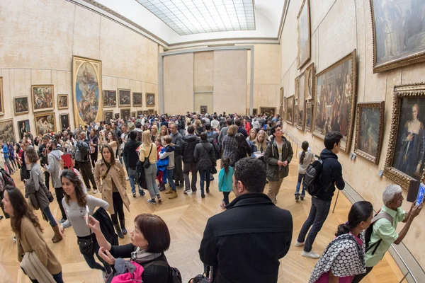 PARIS, FRANCE - APRIL 30, 2016 - Mona Lisa painting Louvre hall crowded of tourist — Stockfoto