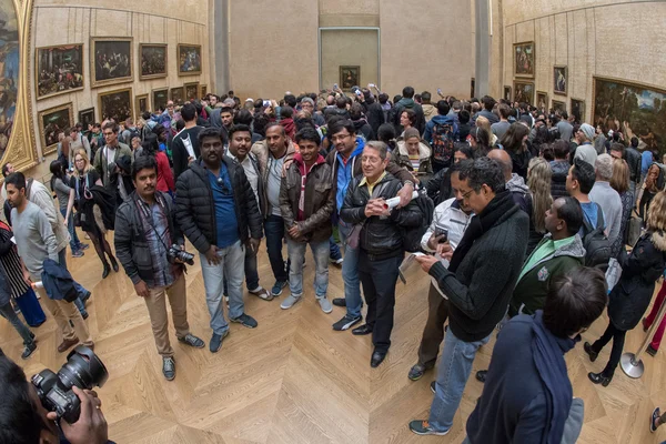 PARIS, FRANCE - APRIL 30, 2016 - Mona Lisa painting Louvre hall crowded of tourist — стокове фото