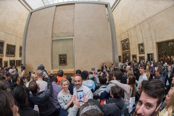 PARIS, FRANCE - APRIL 30, 2016 - Mona Lisa painting Louvre hall crowded of tourist — Stockfoto