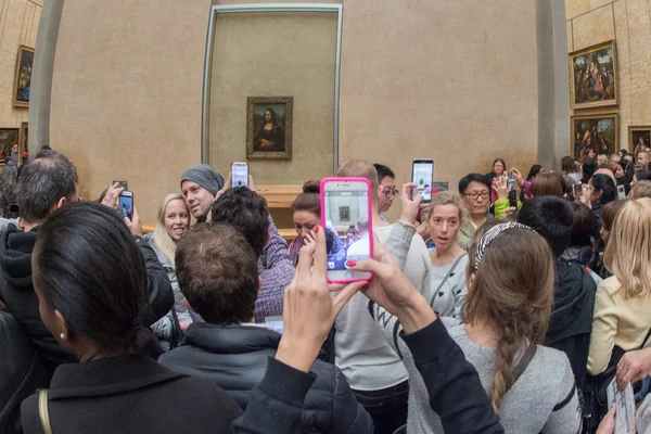 PARIS, FRANCE - APRIL 30, 2016 - Mona Lisa painting Louvre hall crowded of tourist — Stockfoto