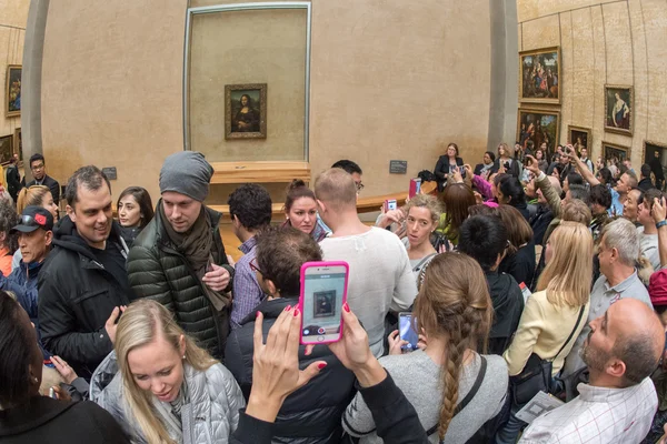PARIS, FRANCE - APRIL 30, 2016 - Mona Lisa painting Louvre hall crowded of tourist — ストック写真