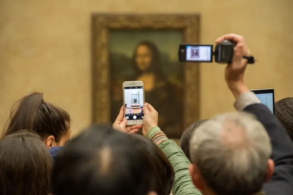 PARIS, FRANCE - APRIL 30, 2016 - Mona Lisa painting Louvre hall crowded of tourist — Stok fotoğraf