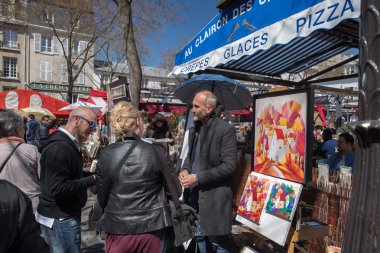 Paris, Fransa - 1 Mayıs 2016 - Montmartre'de sanatçı ve turist 
