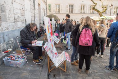 Paris, Fransa - 1 Mayıs 2016 - Montmartre'de sanatçı ve turist 