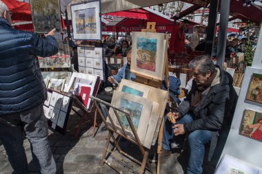 Paris, Fransa - 1 Mayıs 2016 - Montmartre'de sanatçı ve turist 