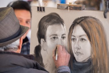 Paris, Fransa - 1 Mayıs 2016 - Montmartre'de sanatçı ve turist 