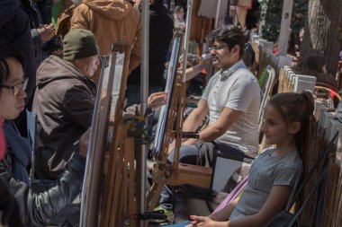 Paris, Fransa - 1 Mayıs 2016 - Montmartre'de sanatçı ve turist 