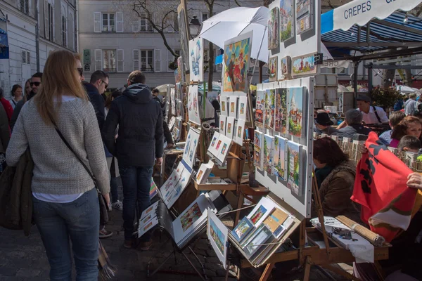 PARIS, FRANCE - MAY 1 2016 - Artist and tourist in Montmartre — Stock Photo, Image