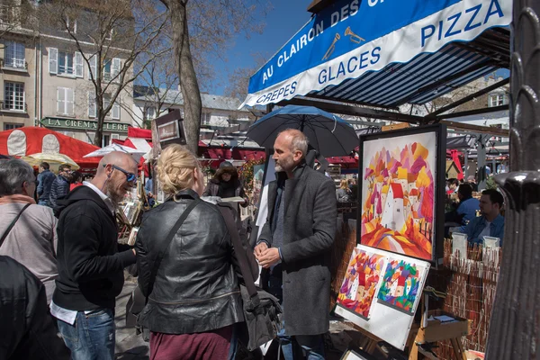 PARIS, FRANCE - MAY 1 2016 - Artist and tourist in Montmartre — Stock Photo, Image