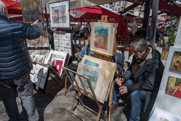 Paris, Franciaország-May 1 2016-művészek és turisták a Montmartre — Stock Fotó