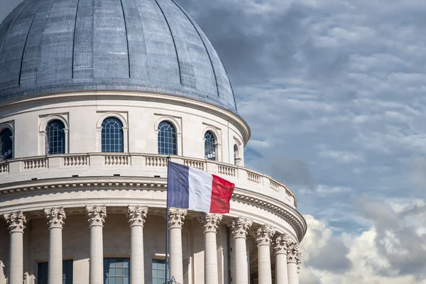 Hauptstadt des Pariser Pantheons mit französischer Flagge — Stockfoto