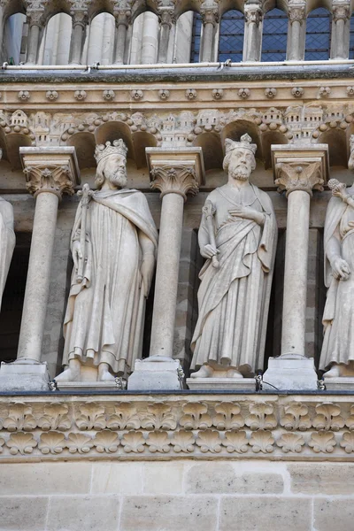 Notre dame gevel standbeeld detail — Stockfoto