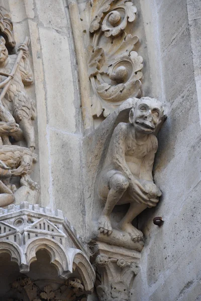 Notre dame gevel standbeeld detail — Stockfoto