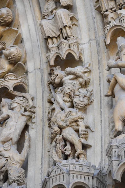 Notre dame fachada estátua detalhe — Fotografia de Stock