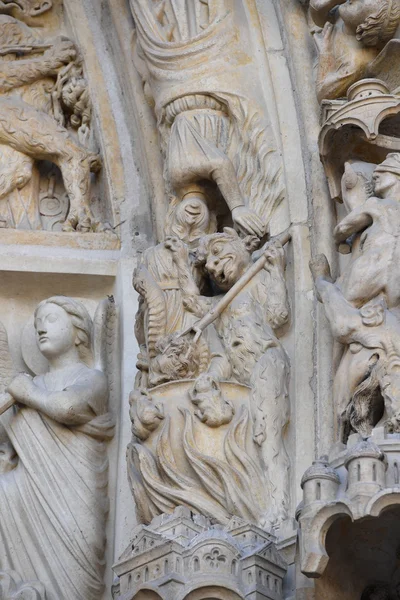 Notre dame gevel standbeeld detail — Stockfoto