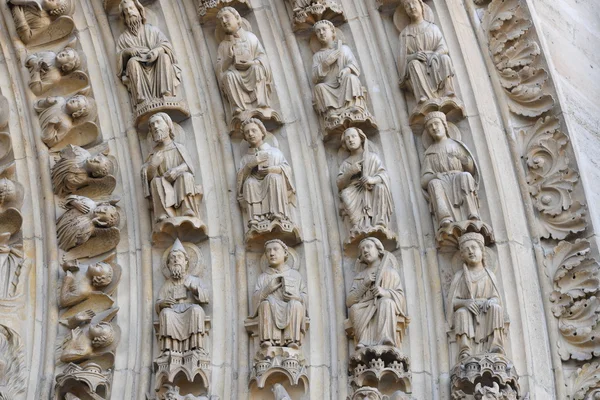 Notre dame fachada estátua detalhe — Fotografia de Stock