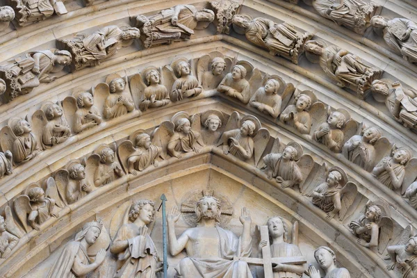 Notre dame fachada estátua detalhe — Fotografia de Stock