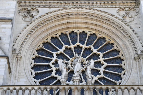 Notre dame gevel standbeeld detail — Stockfoto