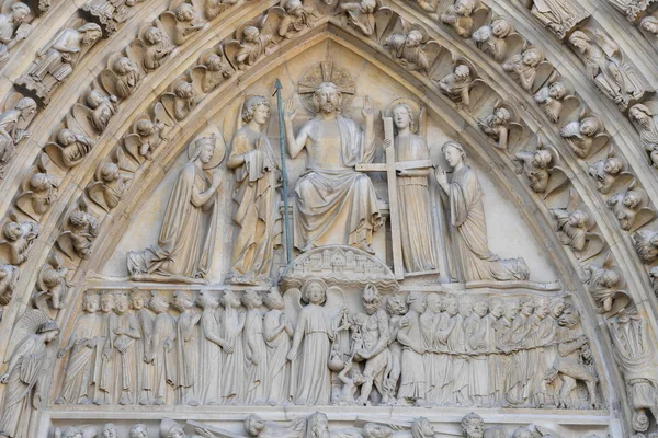 Notre dame dettaglio statua facciata — Foto Stock