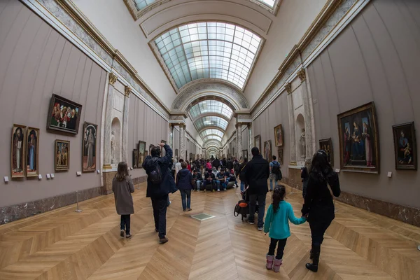 拥挤的旅游-2016 年 4 月 30 日-法国巴黎卢浮宫博物馆 — 图库照片