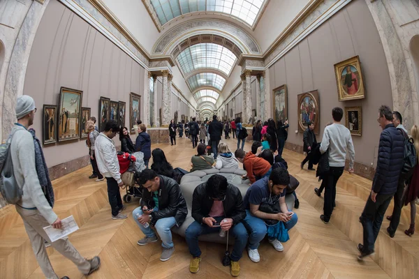 PARÍS, FRANCIA - 30 DE ABRIL DE 2016 - Museo del Louvre lleno de turistas — Foto de Stock